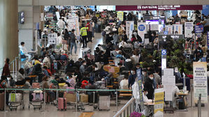 붐비는 인천공항 해외입국자 전용대기소