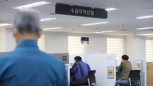 서울 마포구 서부고용복지플러스센터에서 실업급여 신청자가 상담을 받고 있다, 코로나19