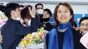 [영상] 남편의 축하 입맞춤&hellip;고민정 "많은 분들 제 손 잡아줘 감사"