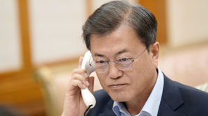 문 대통령 "경제 위기 극복 위해 국제 협력해야" 니니스퇴 핀란드 대통령 통화