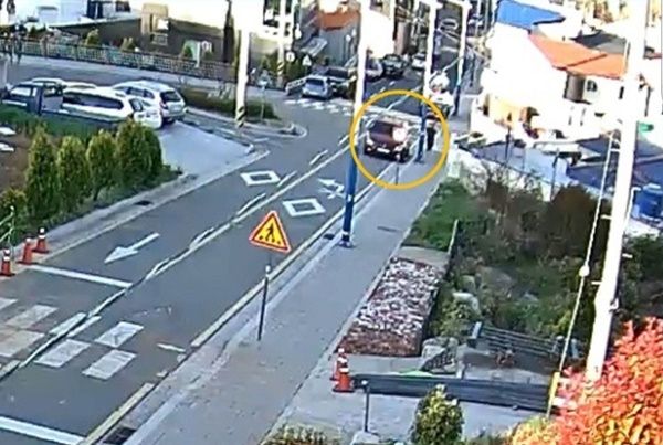 할머니가 승용차 손잡이에 용돈을 끼워두는 모습