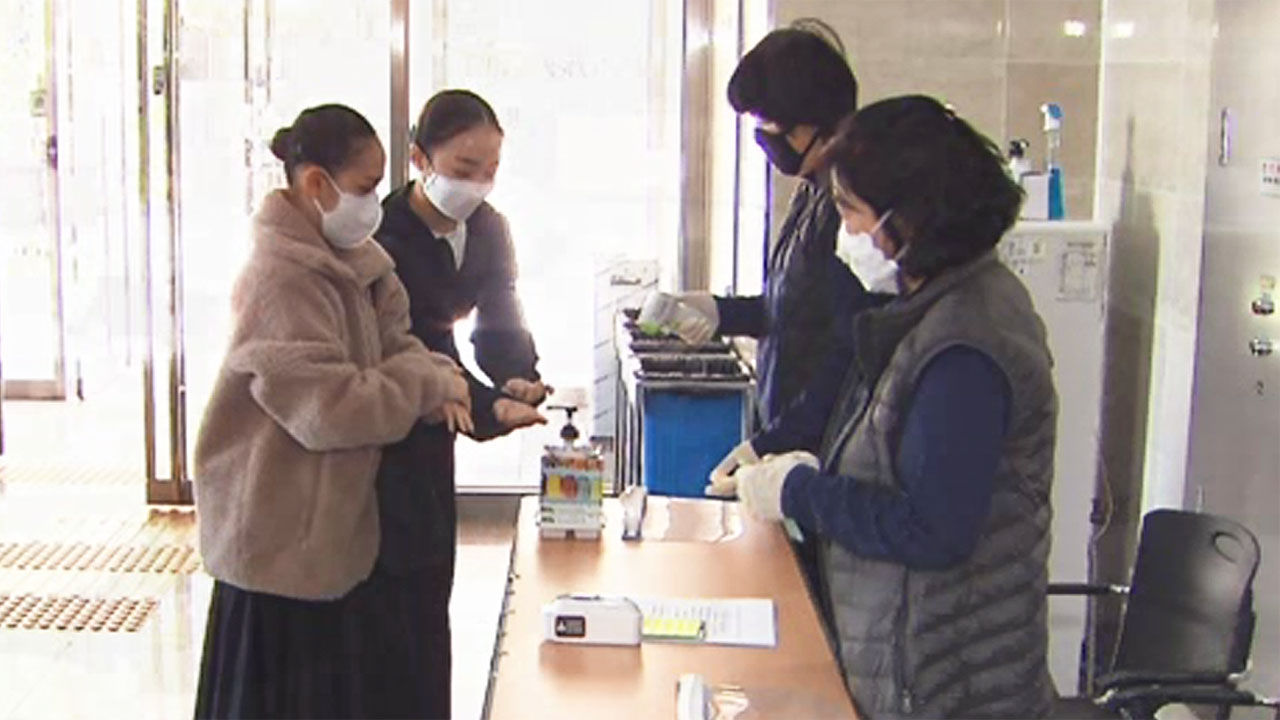 건물 입구에서
체온을 재고 손을 소독하는 단국대 무용과 학생