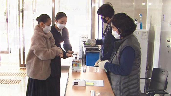 건물 입구에서
체온을 재고 손을 소독하는 단국대 무용과 학생