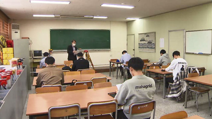 대학생들, 마스크 쓴 채로 대면 수업