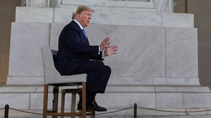 트럼프 "미 코로나 사망자 10만 예상"…경제 재개 거듭 강조