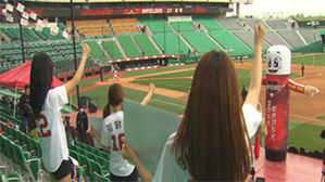 [영상토크] 프로야구 개막 "무관중 경기, 뜨거운 원격 응원"