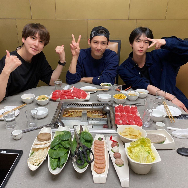 KyuHyun·MAX Changmin·DOYOUNG Show Off Their SM Entertainment Bond