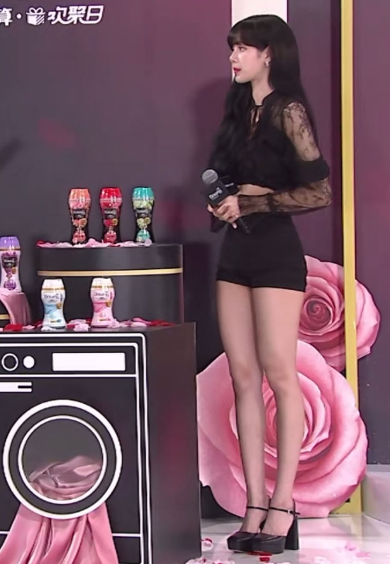 JENNIE & LISA Spotted with Injuries Ahead of BLACKPINK's Comeback?