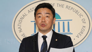 민주당 "한반도 평화 노력" 통합당 "호국영령마저 편가르기"