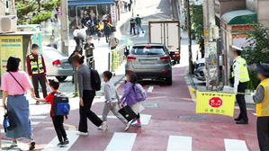 학교 앞 도로는 초긴장&hellip;번호판 가린 불법 주차 여전