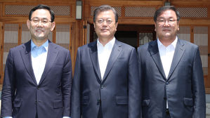 문 대통령 '정무장관 신설' 논의 지시