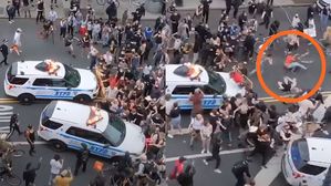 [Pick] 맨몸 시위대 밀어버린 美 경찰차&hellip;'일촉즉발' 현장 충돌