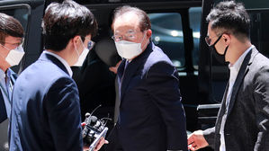 '구속 갈림길' 오거돈 유치장서 답답함 호소&hellip;병원 이송