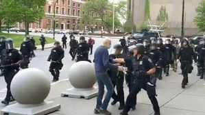 75세 밀쳐 부상 가한 미국 진압경찰 2명, 정직 이어 기소처분