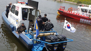 아라뱃길 수색하는 경찰 (사진=인천 계양경찰서 제공, 연합뉴스)