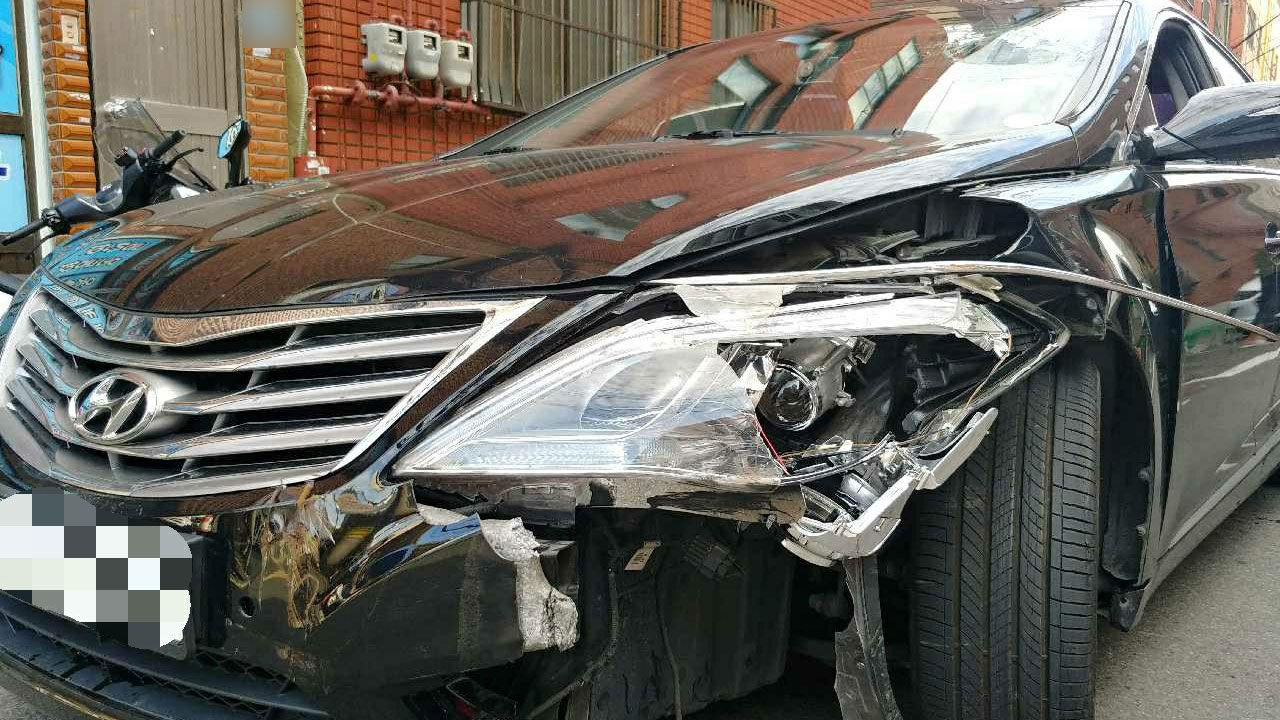 만취 상태로 골목길 운전…차량 10여 대 파손