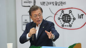 문 대통령 "디지털뉴딜, 선도형 경제 기반될 것"