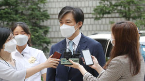조국, 증인 출석하는 김태우 신빈성 공격&hellip;"감찰 원칙 어긴 사람"