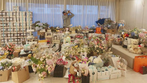 [SBS Star] Lee Minho Celebrates His Birthday with Tons of Gifts Sent from Fans