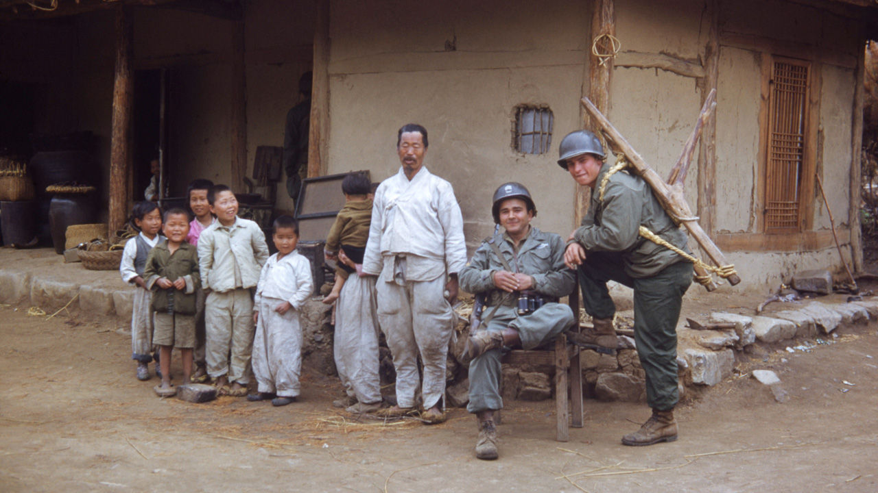 1951년 어느 농가에서 가족들과 미군들의 기념촬영