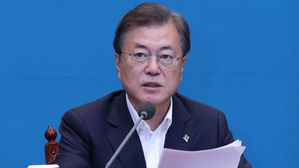 문 대통령 "日 수출규제보다 보호무역이 위협…대응 전략 준비"