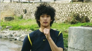 [SBS Star] Kim Soo Hyun's Unique Hairstyle in College Catches the Eye of Many
