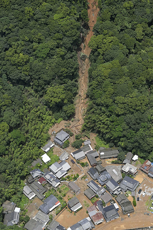 4일 오전 폭우로 인한 산사태로 구마모토현 마을인 아시키타마치 주변이 흙더미에 묻혀 있다. (사진=교도, 연합뉴스)