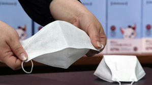 식약처 "비말 차단용 마스크 3개 제품서 '물 샘' 확인&hellip;폐기 조치"