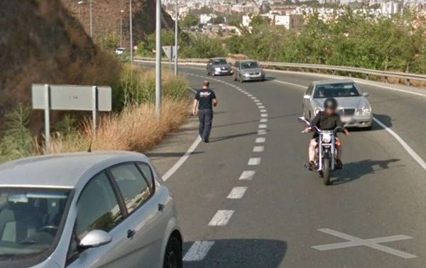 거리뷰에 포착된 선행…도로 위 고양이 구해