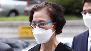 '직원 갑질 폭행' 한진家 이명희, 징역 2년 집행유예 3년