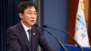 청와대 첫 공식입장 "박원순 피해자 입장에 공감&hellip;위로 전한다"