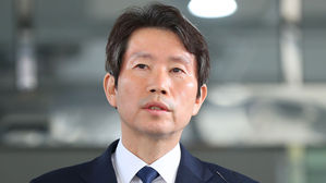 이인영 "금강산 물&middot;대동강 술 바꾸자"&hellip;'작은 교역' 제안