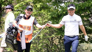2017년 매경오픈에서 양용은(오른쪽)의 캐디로 변신한 가수 이승철 (사진=KPGA 제공, 연합뉴스)