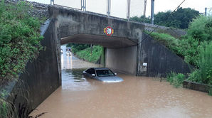 [현장] 집 마당까지 흙탕물 가득&hellip;그대로 잠긴 자동차
