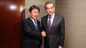 중·일 외교장관 90분 전화 회담…"북한 비핵화 향해 협력"