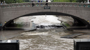 산책로 턱밑까지 차오른 청계천&hellip;서울&middot;수도권은 지금