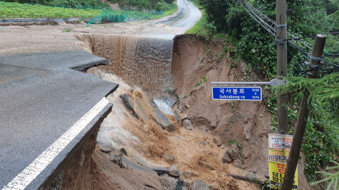 충북 제천시 도로가 폭우로 인해 유실돼 있다. (사진=연합뉴스)