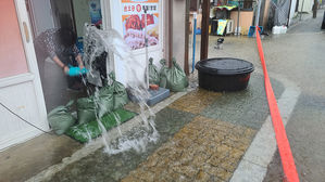 [현장] '하늘도 야속하지' 퍼내도 퍼내도 끝없는 빗물