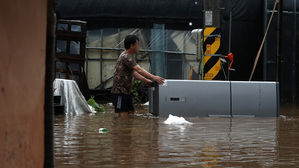 [현장] '이걸 언제 다 치우나'&hellip;거리에 밀려나온 살림살이