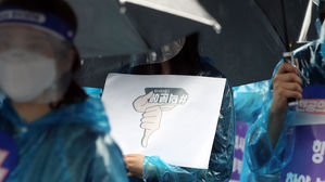 [현장] 뒤집어 든 '덕분에'&hellip;전공의들 검은 우산 집회