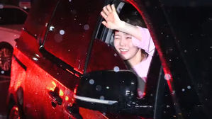 [SBS Star] VIDEO: OH MY GIRL HYOJUNG Says Goodbye to Fans in the Rain