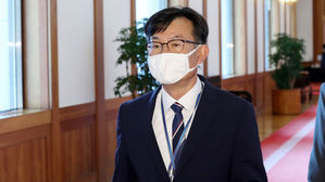 김상조 "코로나 통제 안 되면 거리 두기 단계 신속히 격상"