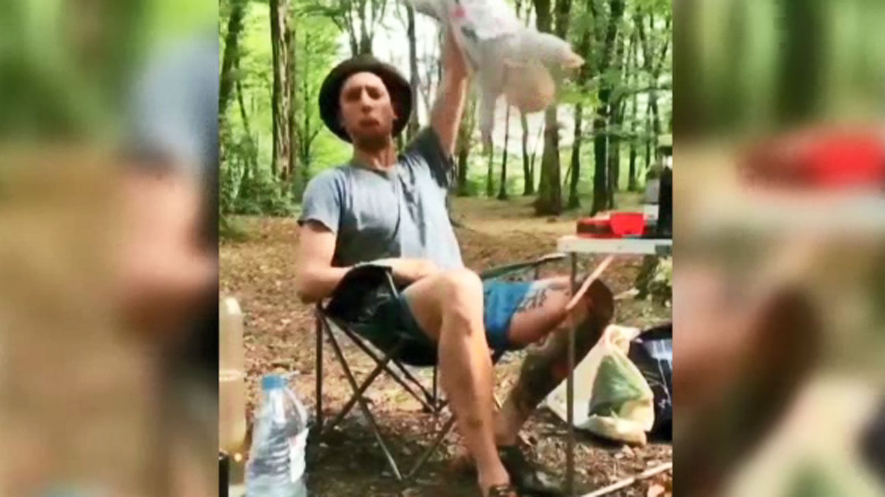 아빠가 태어난 지 두 달 된 아기를 거꾸로 뒤집어서 흔드는 영상