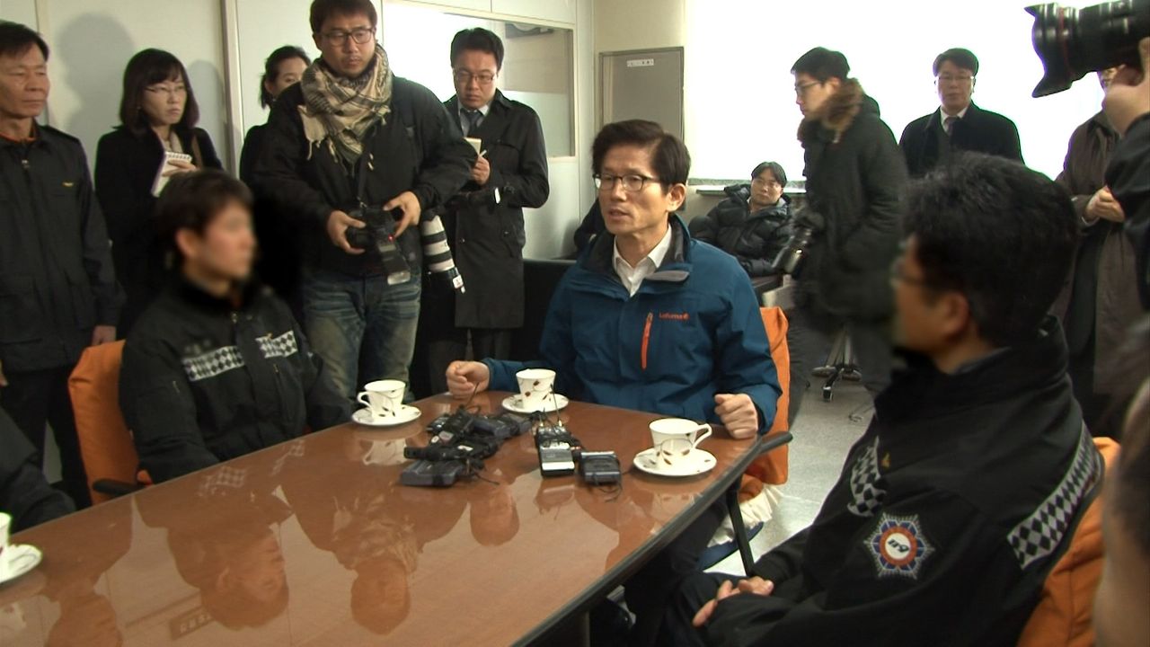 김문수 전 경기도지사가 '갑질 논란'이 불거진 이후 남양주소방서를 방문했습니다. (2011)