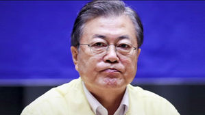 문 대통령 "코로나 최대 위기&hellip;체포&middot;구속 엄중한 집행"