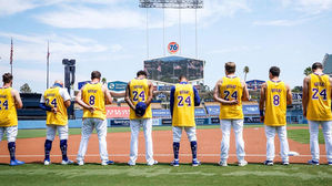 MLB LA다저스 선수단, 코비 브라이언트 생일에 농구복 입고 추모