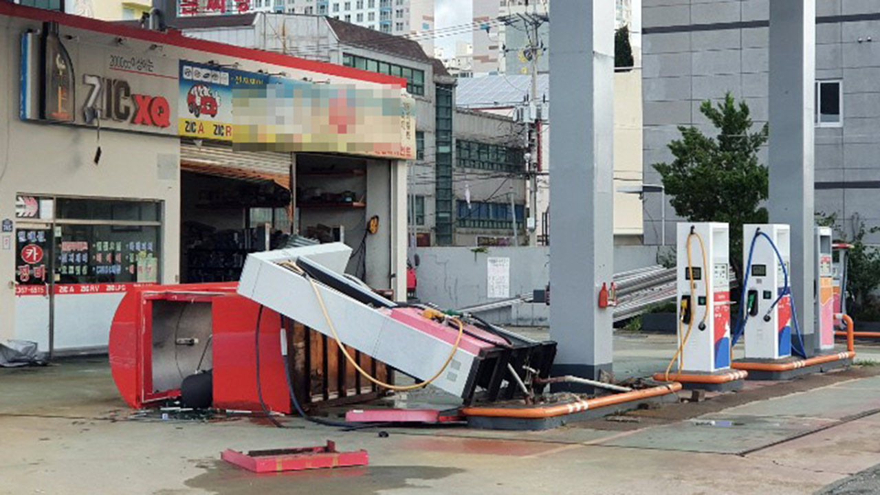 경남 양산 한 주유소서 마이삭 강풍에 쓰러진 주유기 (사진=연합뉴스)