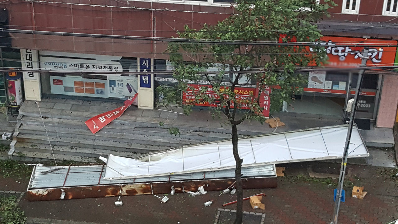 마이삭 강풍에 떨어진 포항 상가 강판 (사진=연합뉴스)