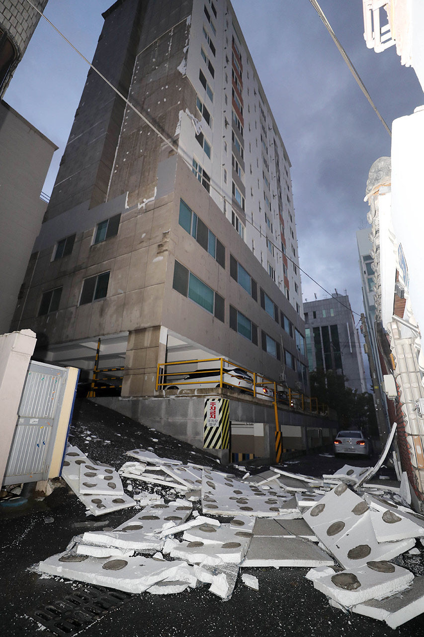 마이삭 강풍에 떨어진 울산의 한 건물 외벽 단열재 (사진=연합뉴스)