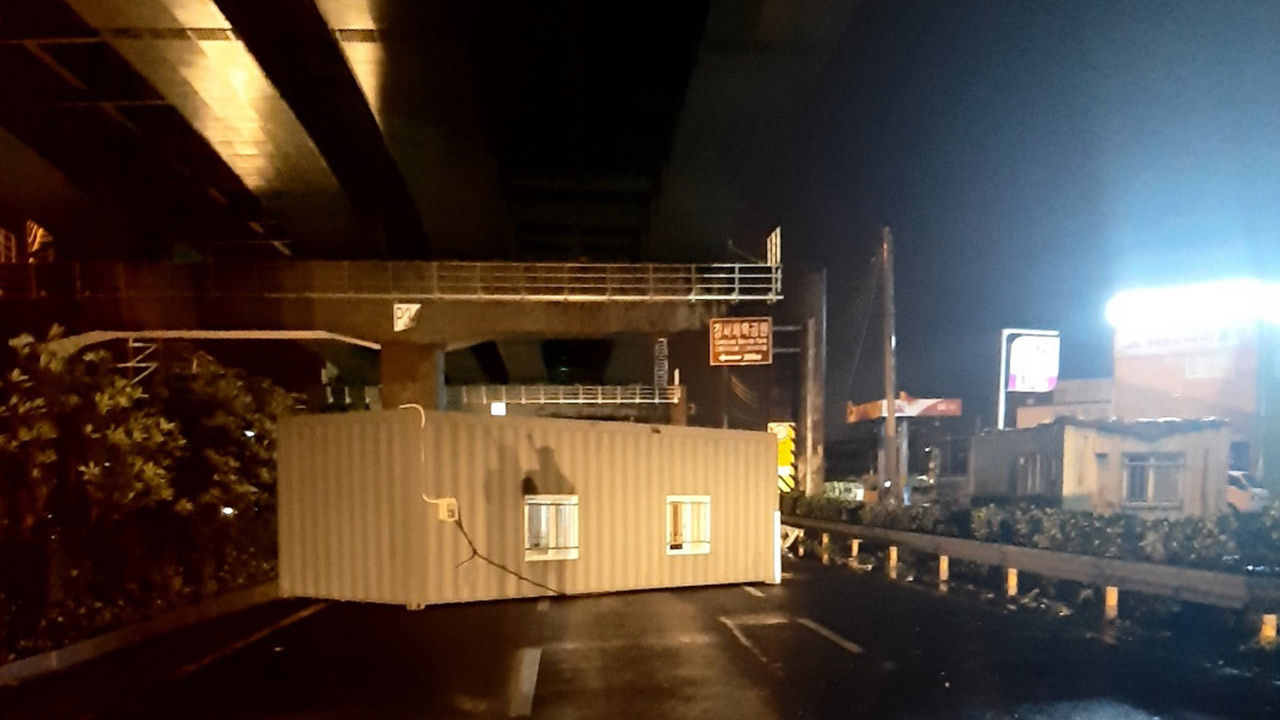 바람에 휩쓸려 날아온 컨테이너 (사진=연합뉴스/부산경찰청 제공)